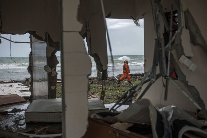 Un rescatista participa en una operación de búsqueda de víctimas del tsunami en Carita, Indonesia.