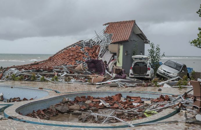 Los escombros cubren una propiedad que fue dañada por el tsunami en Indonesia.