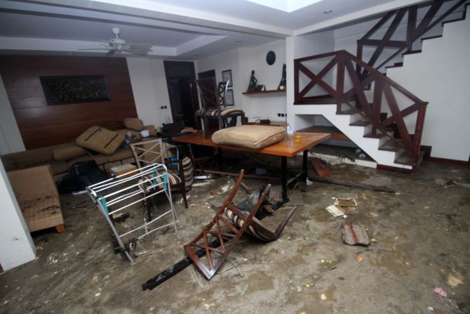 Escombros y muebles en el interior dañado de una casa en Carita, después de que la zona fuera azotada por un tsunami el 22 de diciembre luego de una erupción del volcán Anak Krakatoa.