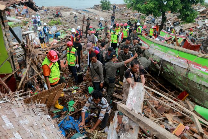 Rescatistas buscan sobrevivientes a lo largo de la costa en el sur de Lampung, en el sur de Sumatra.