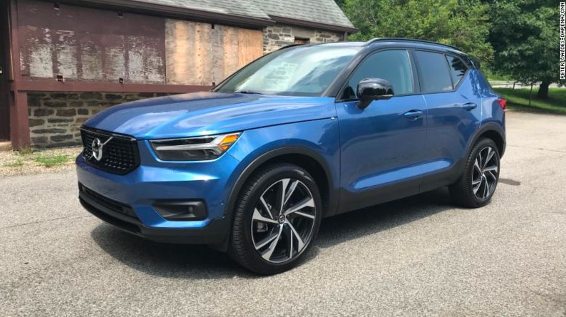 El Volvo XC40 es una camioneta pequeña, pero elegante.