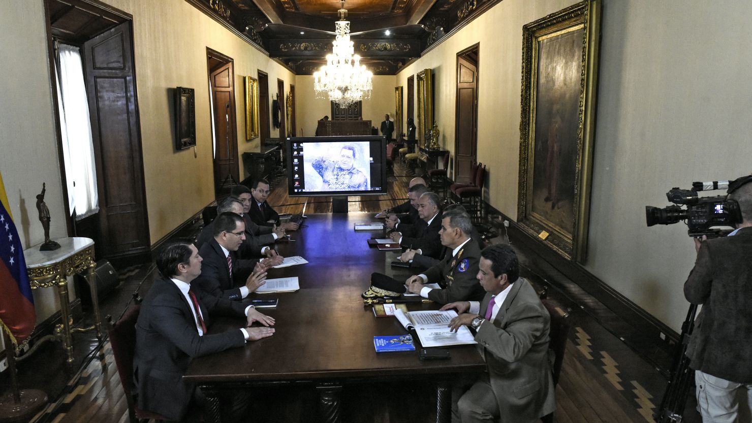 Los ministros venezolanos se reúnen en Caracas el 31 de enero de 2018, luego de que el secretario general de la ONU, Antonio Guterres, remitiera una disputa fronteriza de más de un siglo entre Guyana y Venezuela a la Corte Internacional de Justicia. Venezuela ha presentado un reclamo histórico a la región de Esequibo de Guyana, que abarca dos tercios de la antigua colonia británica. El gigante petrolero estadounidense Exxon Mobil descubrió petróleo en aguas en disputa de su costa en 2015.