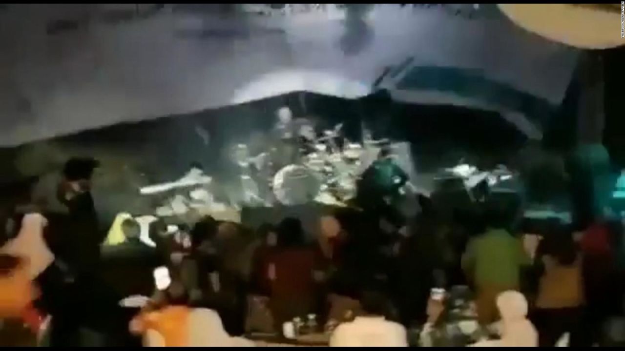 CNNE 599444 - tsunami en indonesia- el instante en que el tsunami impacta en pleno concierto de una banda pop