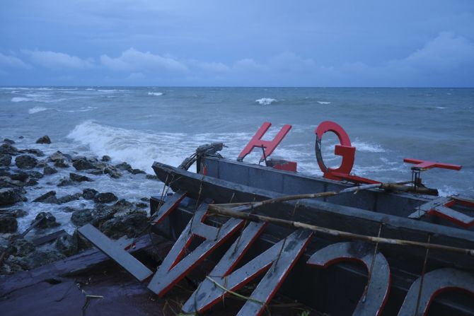 Una parte del hotel dañado por el tsunami que azotó Tanjung Lesung, en Indonesia.