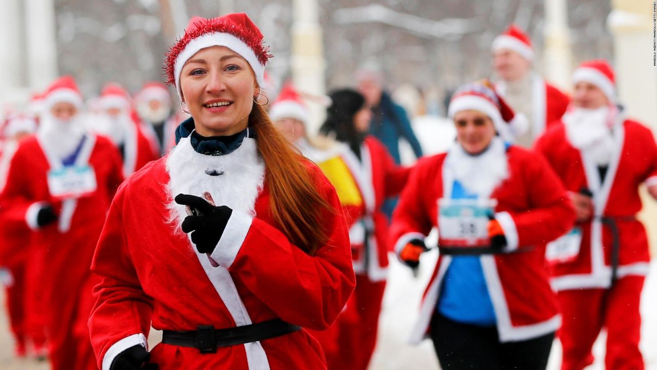 CNNE 599460 - la "carrera feliz" tiene rostro del papa noel