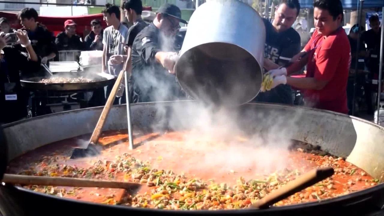 CNNE 599498 - chefs mexicanos preparan una gran paella para migrantes en tijuana