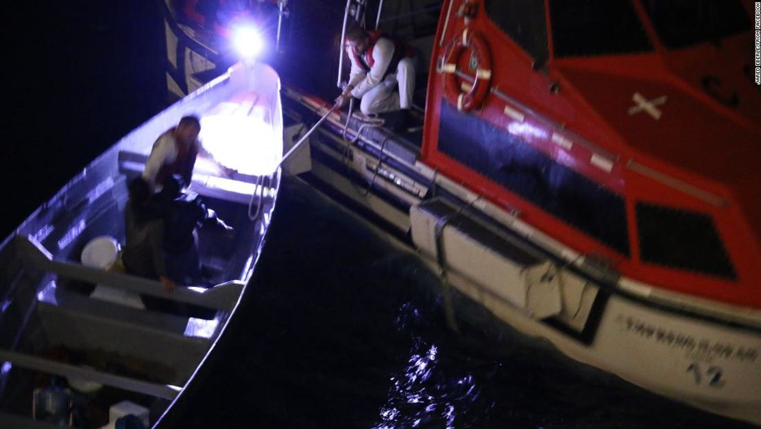 Dos marineros de Costa Rica habían quedado varados en su bote durante casi tres semanas.