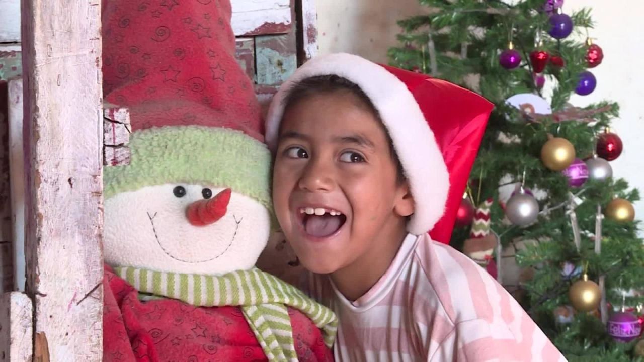 CNNE 599545 - conoce a los ayudantes de papa noel en chile