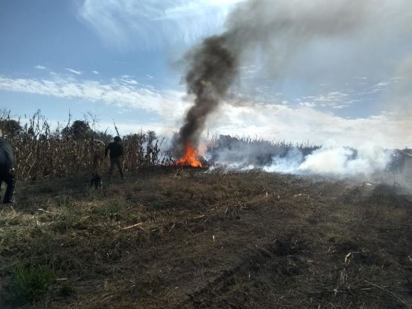 Una columna de humo se ve a lo lejos en el lugar del accidente aéreo. (Fuente: Gobierno de Puebla).