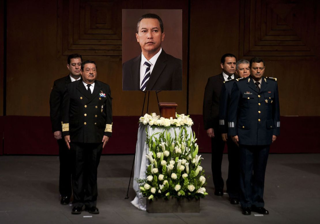 Miembros del Ejército mexicano acompañan las cenizas del fallecido Ministro del Interior Francisco Blake Mora en Tijuana, el 13 de noviembre de 2011, tras morir en un accidente aéreo.