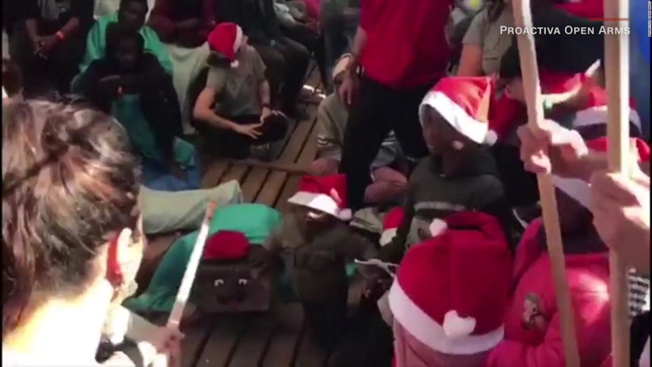 CNNE 599773 - ninos migrantes celebran la navidad a bordo de un barco de rescate