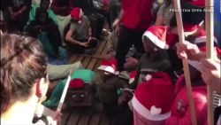 CNNE 599773 - ninos migrantes celebran la navidad a bordo de un barco de rescate