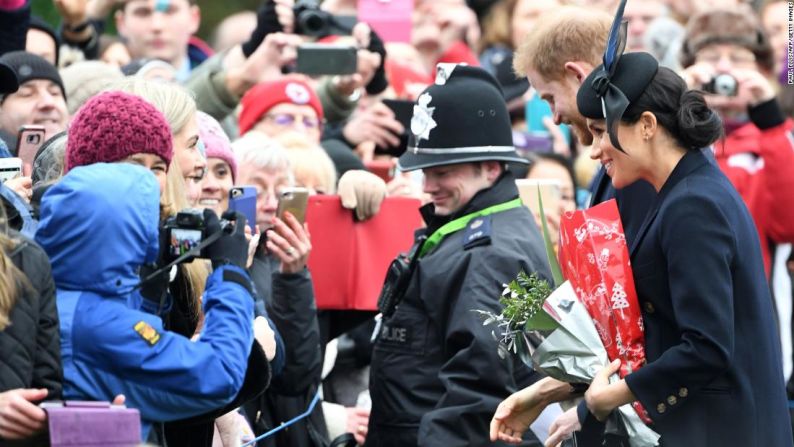 Meghan, duquesa de Sussex, y el príncipe Enrique, duque de Sussex, saludan a las multitudes mientras se despiden de la misa de Navidad en la Iglesia de Santa María Magdalena.