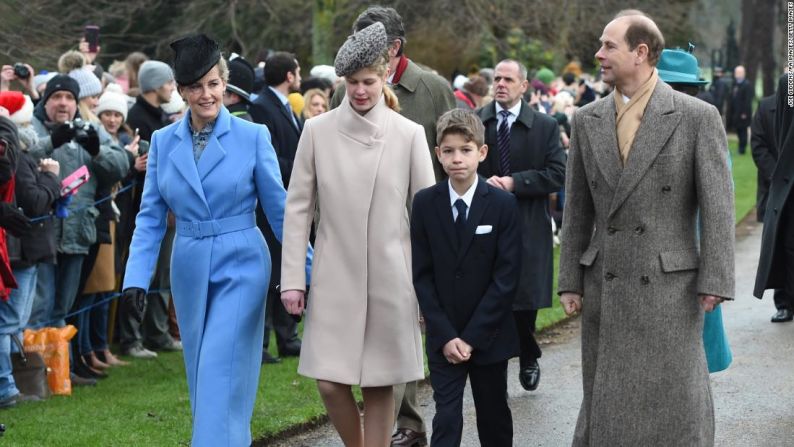 La condesa de Wessex, Lady Louise Windsor, James Viscount Severn y el conde de Wassex llegan a la misa en la mañana de Navidad en la Iglesia de Santa María Magdalena.