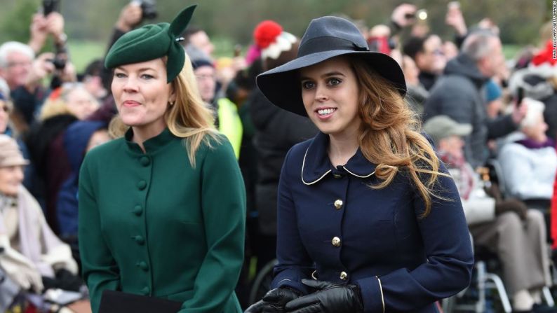 La princesa británica Beatrice de York (derecha) llega para el servicio tradicional del día de Navidad de la familia real en la Iglesia de Santa María Magdalena.