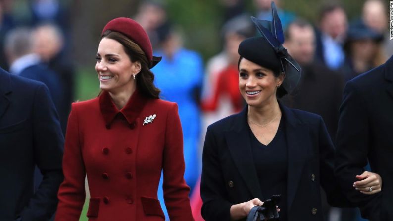 Catalina, duquesa de Cambridge, y Meghan, duquesa de Sussex, llegan el Día de Navidad a la misa en la Iglesia de Santa María Magdalena en el estado de Sandringham en Norfolk, Inglaterra, el 25 de diciembre de 2018.