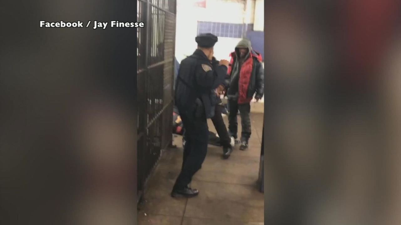 CNNE 599917 - un policia se enfrenta a 5 hombres en  estacion de tren de nueva york