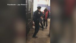 CNNE 599917 - un policia se enfrenta a 5 hombres en  estacion de tren de nueva york