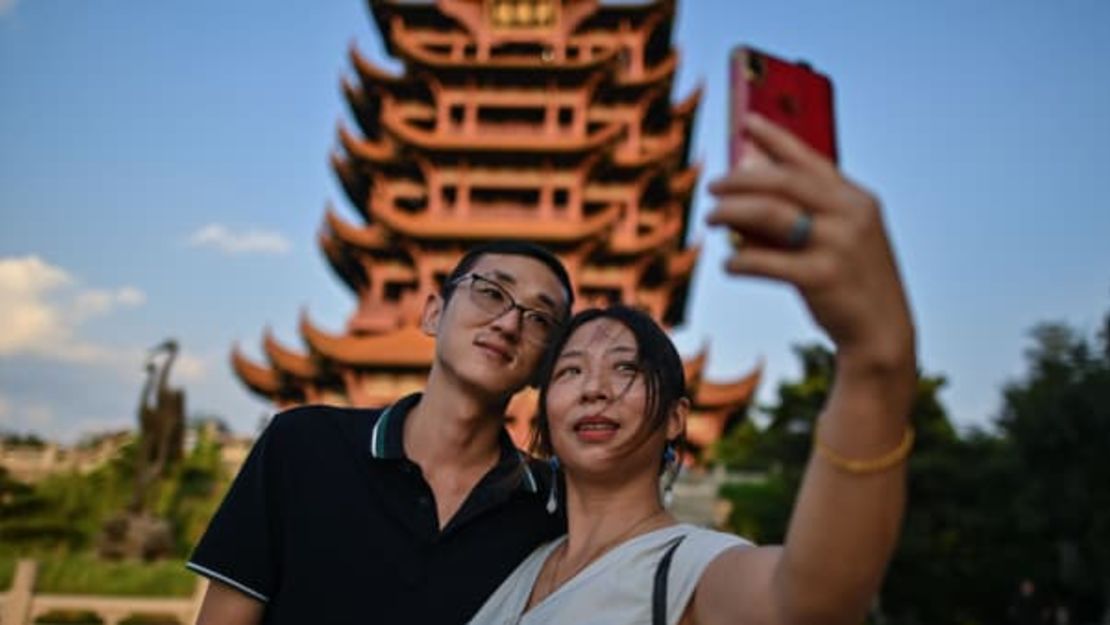 Turistas se toman una selfie en la Torre de la Grulla Amarilla en Wuhan el 3 de septiembre de 2020.