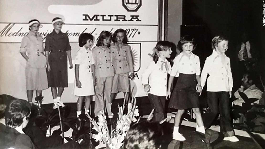 Melanija (segunda de la derecha) durante un desfile en la fábrica textil en la que trabajaba su madre.