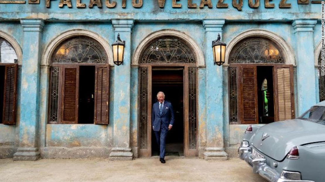 El príncipe Carlos recorrió los sets que representarán a Cuba en la película.