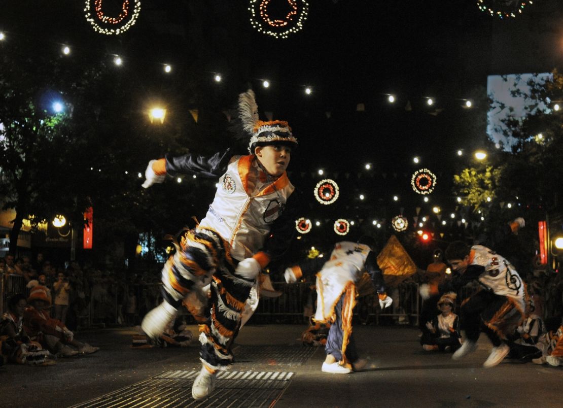 Músicos callejeros, bailarines y cantantes, integrantes de Los Gedientos de Parque Chas, se presentan en la avenida Corrientes de Buenos Aires el 7 de marzo de 2011, durante la celebración del carnaval.