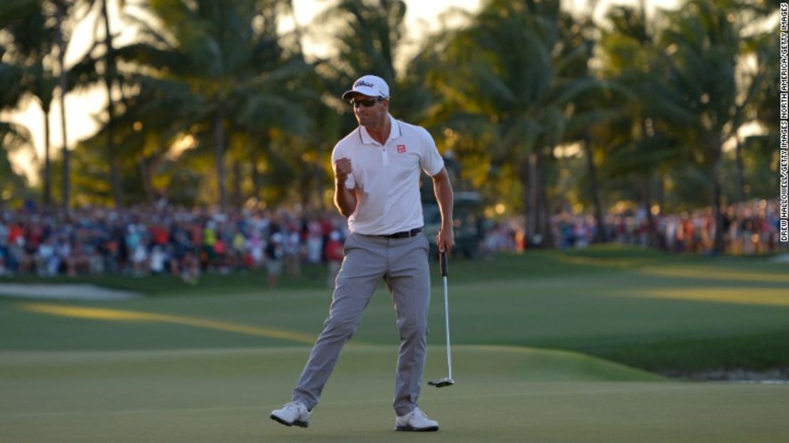 Scott celebra después de anotar el putt final y que fue decisivo para ganar el WGC-Campeonato Cadillac.