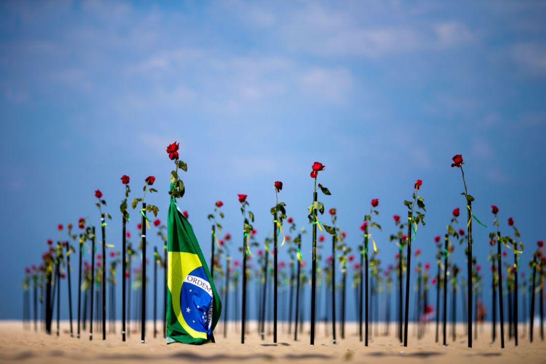 La ONG Rio de Paz "plantó" cientos de rosas rojas en la playa de Copacabana, en Rio de Janeiro, que conmemoran las 500.000 víctimas registradas por covid-19 en Brasil y en forma de protesta contra la respuesta del Gobierno a la pandemia.