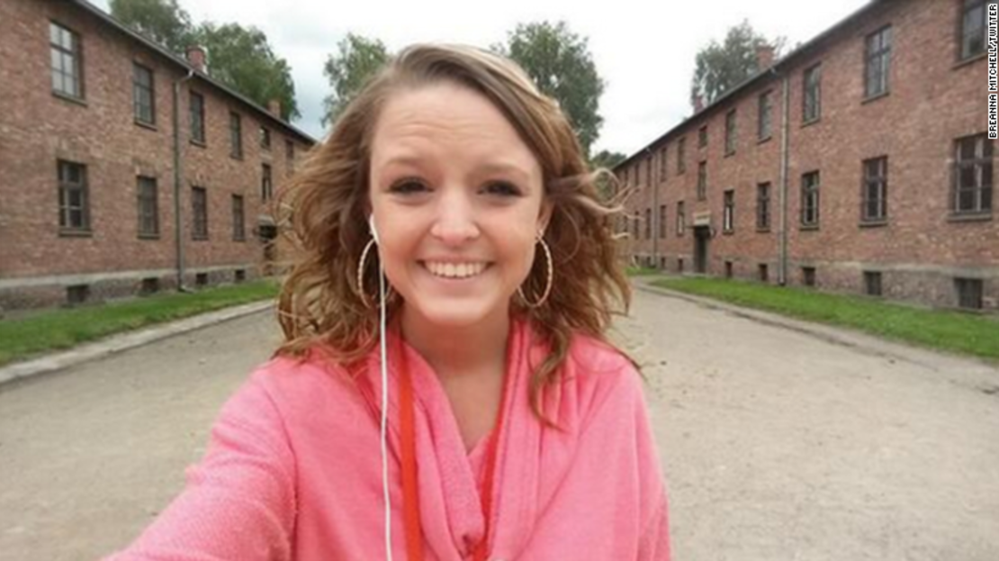 Breanna Mitchell tuiteó esta imagen con la leyenda: "Selfie en el campo de concentración de Auschwitz".