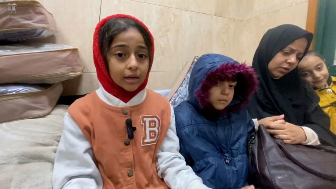 Tala Harb, de 10 años, izquierda, dijo que vio a las tropas israelíes obligar a miembros varones de su familia a quitarse la ropa antes de llevársela.