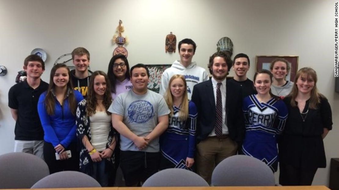 Los estudiantes de Perry se reunieron con los estudiantes de Dallas Center-Grimes en Perry, Iowa.