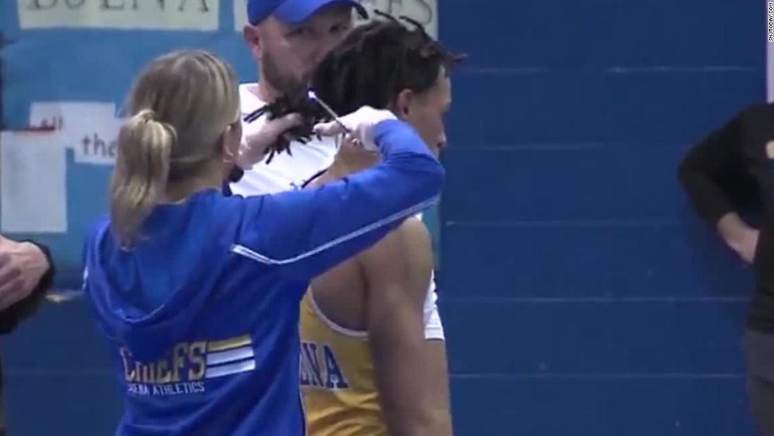 El video de una entrenadora que cortaba el cabello de Andrew con unas tijeras en el medio del gimnasio se volvió viral este viernes.