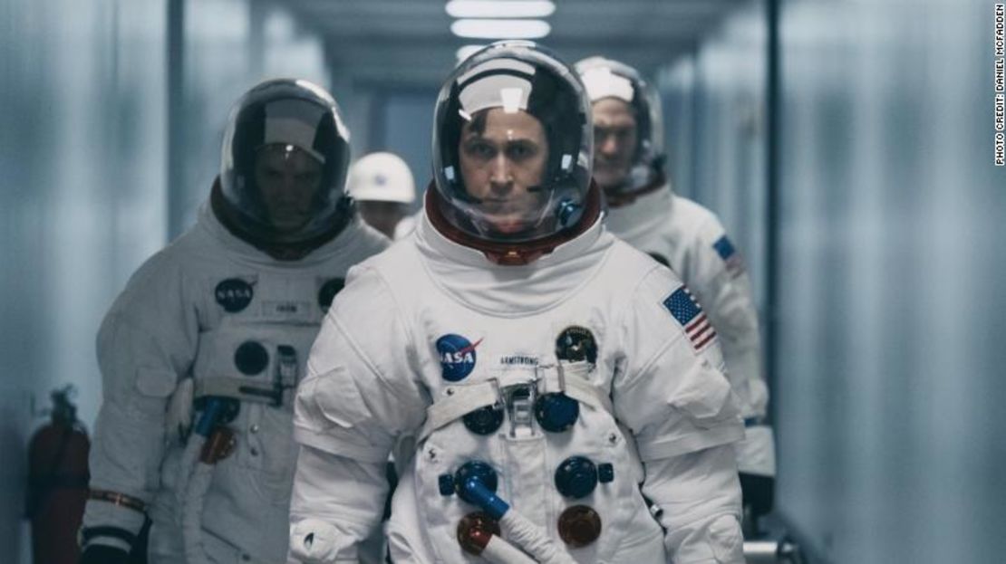 Ryan Gosling (centro) en 'First Man'