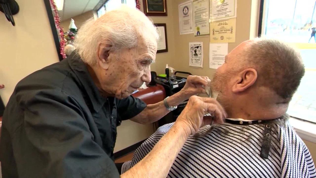 CNNE 600249 - el barbero mas longevo del mundo entra a los guinness world records