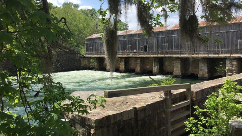 Forrest Brown, especialista en SEO y editor en Atlanta — Mejor recuerdo de viaje en 2018: Savannah Rapids Park estaba a unos 8 km y se encontraba lejos de mi hotel en Augusta, Georgia, la pasada primavera. Este es el comienzo del canal de Augusta, que está lleno de agua desviada del pintoresco río Savannah. (Forrest Brown / CNN).