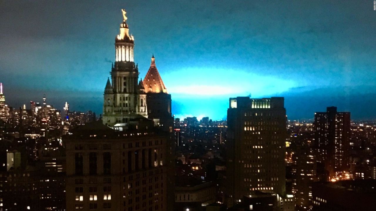 CNNE 600462 - ¿que son esas luces azules en el cielo de nueva york?