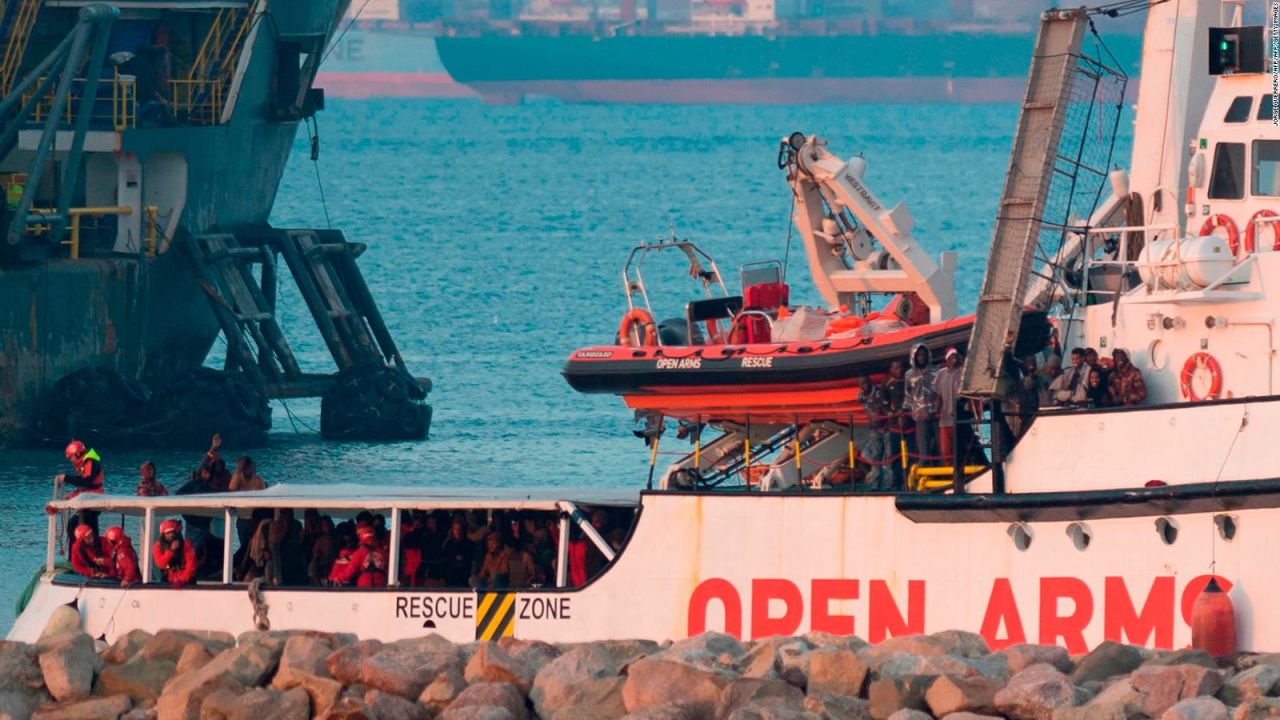 CNNE 600533 - mas 300 inmigrantes rescatados en el mediterraneo llegan a espana