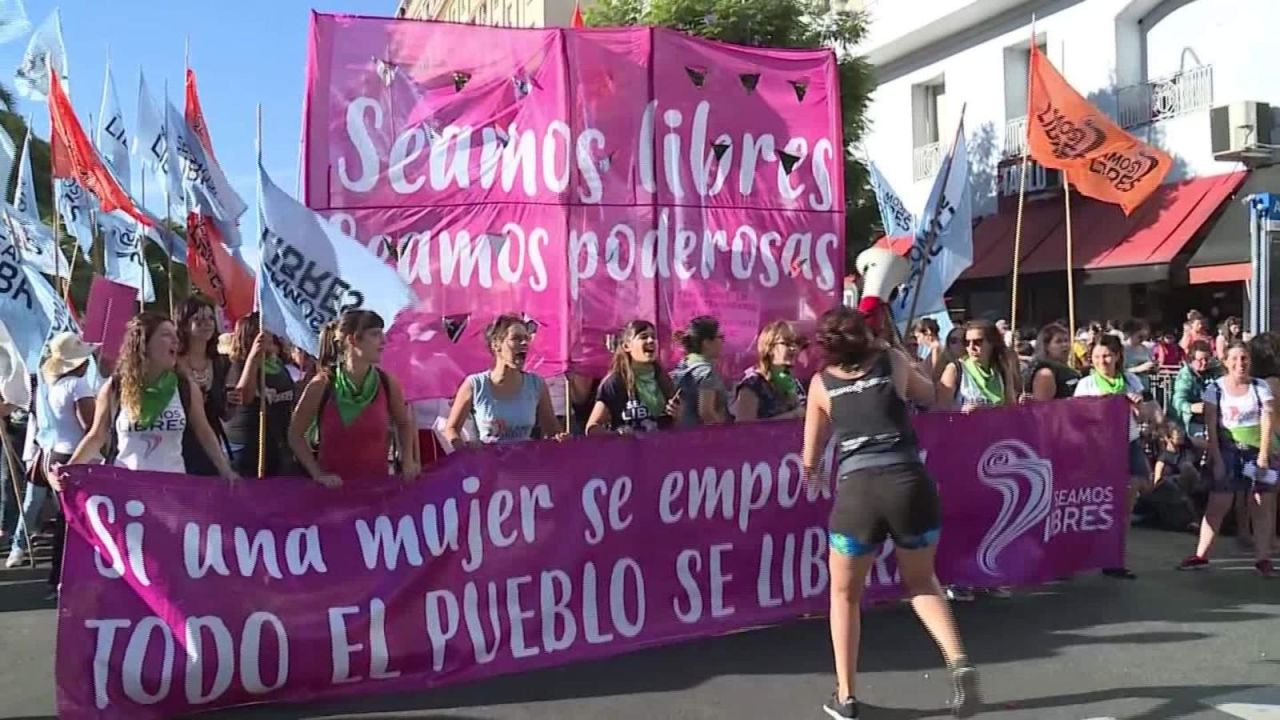 CNNE 600549 - argentinas, simbolo de la lucha contra la violencia y a favor del aborto en 2018
