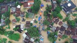 CNNE 600682 - lluvias complican evacuacion tras tsunami en indonesia