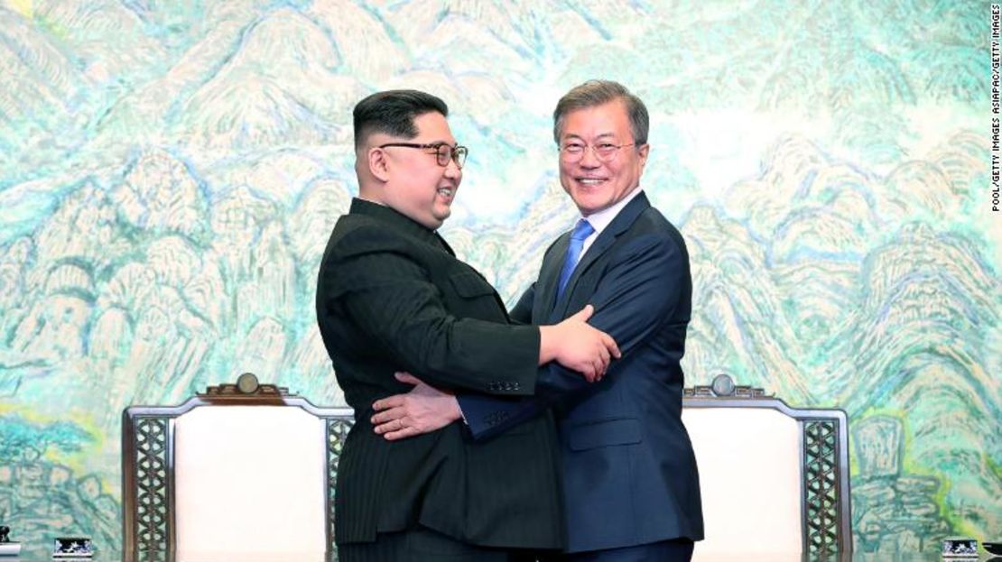 El líder de Corea del Norte, Kim Jong Un, y el presidente de Corea del Sur, Moon Jae-in, se abrazan durante una reunión en abril.