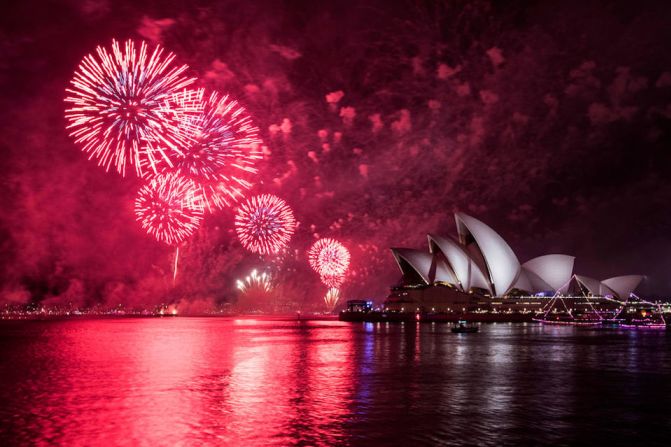 Fuegos artificiales iluminan el emblemático edificio de la Ópera en Sydney, Australia.