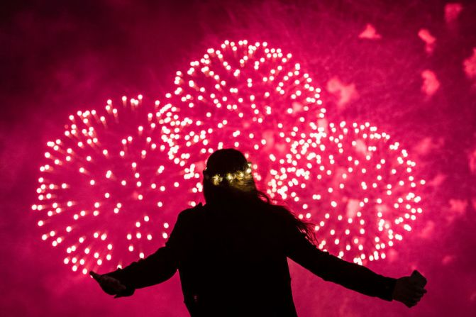 Una niña observa los fuegos artificiales desde la bahía de Sydney, en Australia.