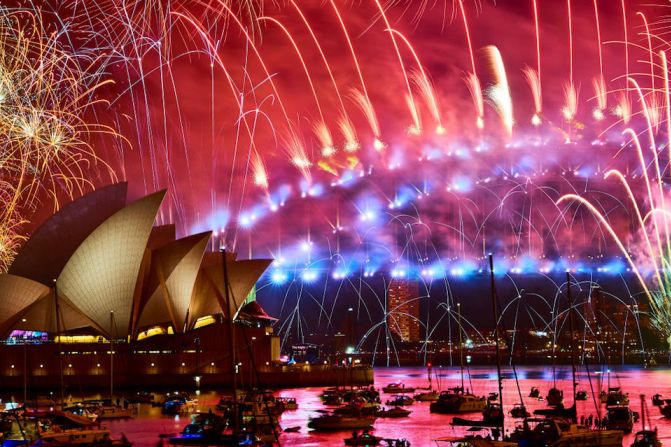 Los fuegos artificiales en marcan la postal del edificio de la Ópera y la Bahía de Sydney en Australia.