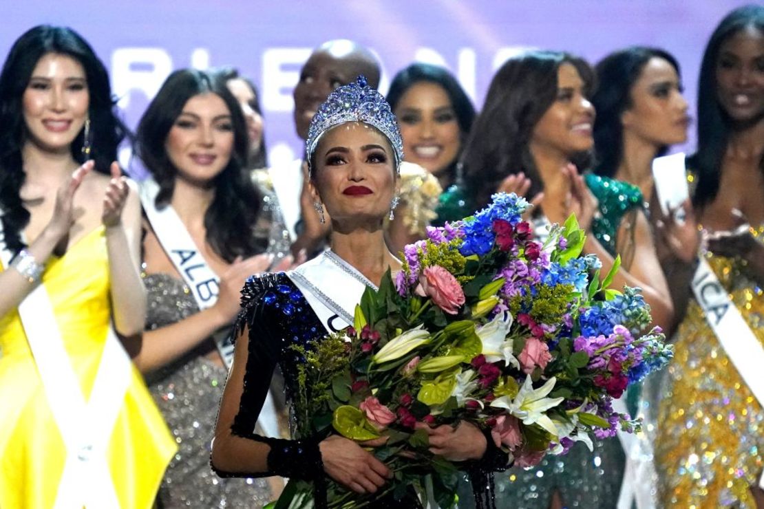 Miss USA R'Bonney Gabriel tras ganar el concurso de Miss Universo el 14 de enero de 2023. Crédito: TIMOTHY A. CLARY/AFP via Getty Images