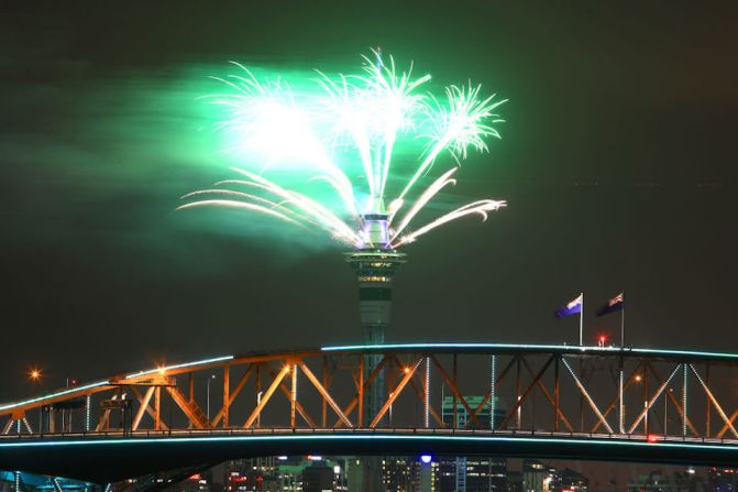 La Sky Tower y el Puente de la Bahía de Auckland se iluminaron con fuegos artificiales con la llegada del Año Nuevo en Nueva Zelandia.