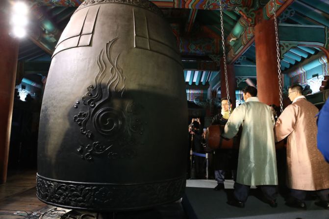 El Año Nuevo en Seúl, Corea del Sur, se recibió con el tradicional tañido de una campana en el pabellón de Bosingak.