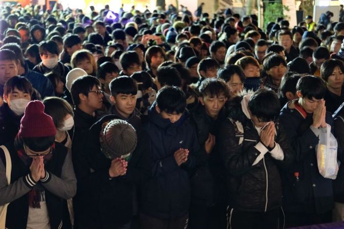 En Japón, miles de personas visitan templos durante los primeros tres días del año para orar por sus seres queridos. En la foto, personas oran en un templo en Tokio, ya el 1 de enero de 2019.