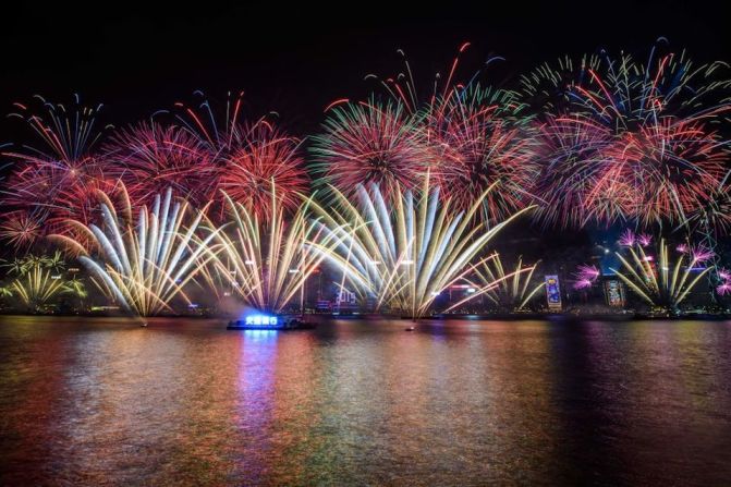 El puerto de Victoria, en Hong Kong, se ilumina con los fuegos artificiales que dan la bienvenida al año nuevo 2019. (Photo by ANTHONY WALLACE / AFP).