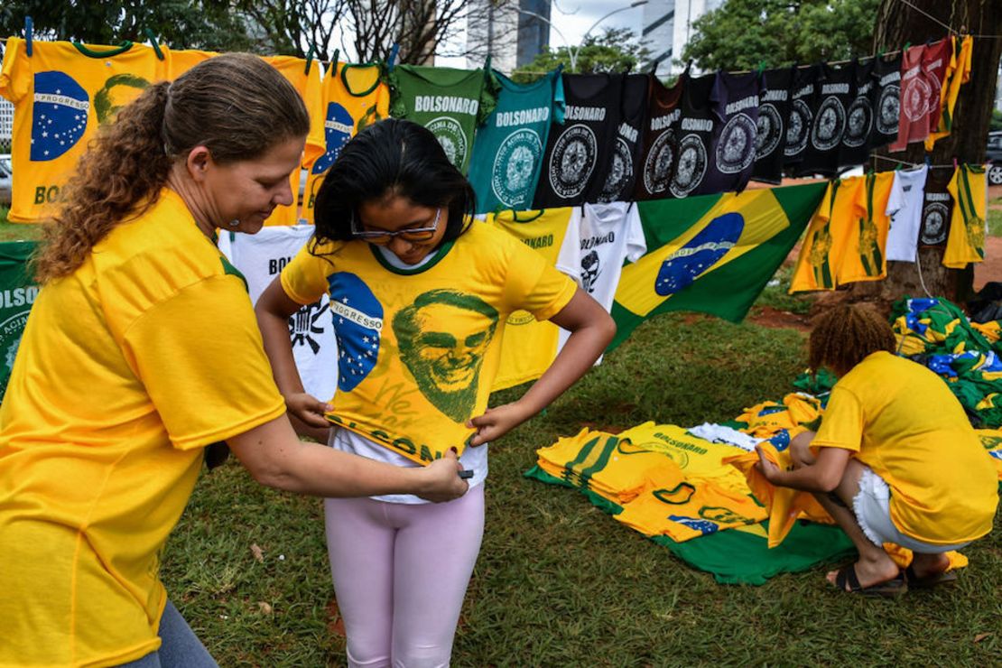 Simpatizantes de Bolsonaro usan camisetas con la imagen del presidente electo, un día antes de la toma de posesión.