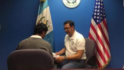 CNNE 601083 - guatemala da asistencia consular a padre de nino fallecido en ee-uu-